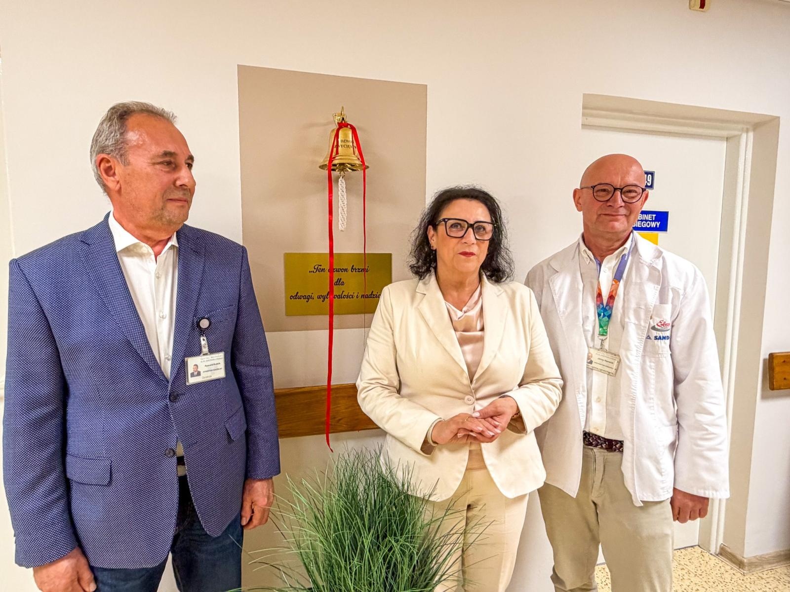 Zdjęcie w galerii na portalu naszraciborz.pl: Dźwięk, który daje nadzieję. Dzwon Zwycięstwa rozbrzmiał na oddziale chemioterapii w Raciborzu wiadomości z regionu