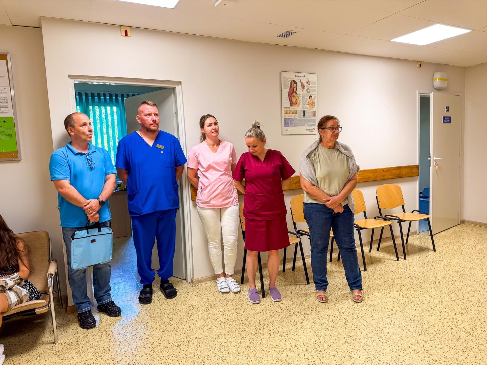 Zdjęcie w galerii na portalu naszraciborz.pl: Dźwięk, który daje nadzieję. Dzwon Zwycięstwa rozbrzmiał na oddziale chemioterapii w Raciborzu wiadomości z regionu
