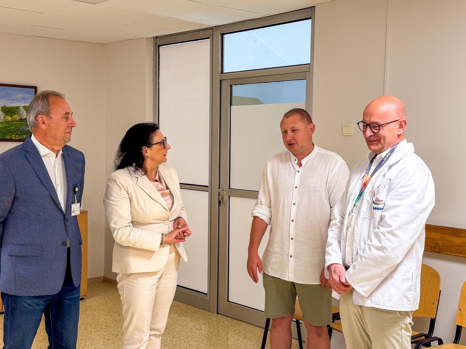Zdjęcie w galerii na portalu naszraciborz.pl: Dźwięk, który daje nadzieję. Dzwon Zwycięstwa rozbrzmiał na oddziale chemioterapii w Raciborzu wiadomości z regionu