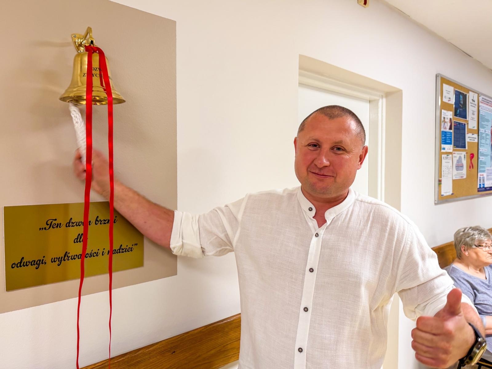 Zdjęcie w galerii na portalu naszraciborz.pl: Dźwięk, który daje nadzieję. Dzwon Zwycięstwa rozbrzmiał na oddziale chemioterapii w Raciborzu wiadomości z regionu