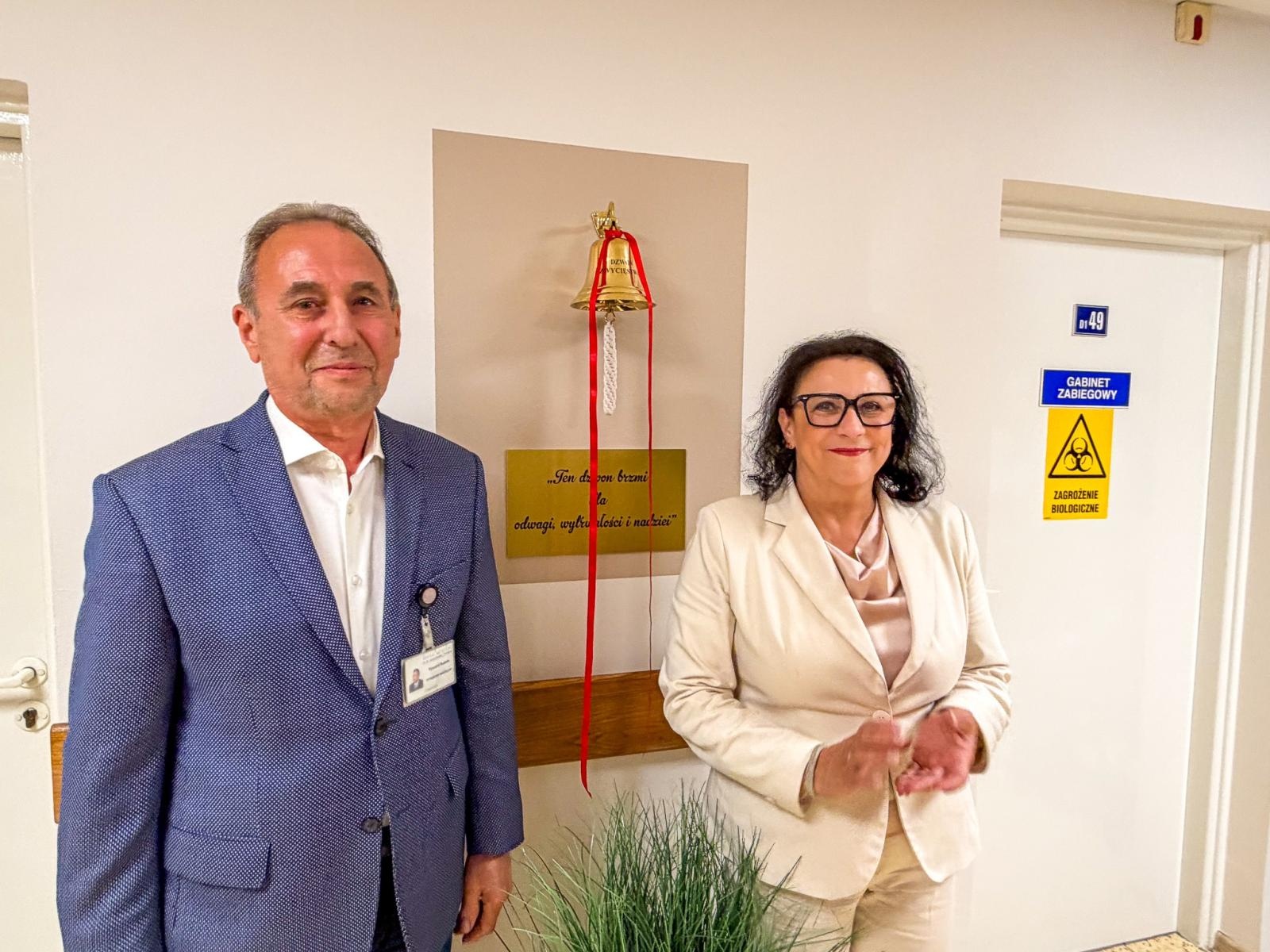 Zdjęcie w galerii na portalu naszraciborz.pl: Dźwięk, który daje nadzieję. Dzwon Zwycięstwa rozbrzmiał na oddziale chemioterapii w Raciborzu wiadomości z regionu