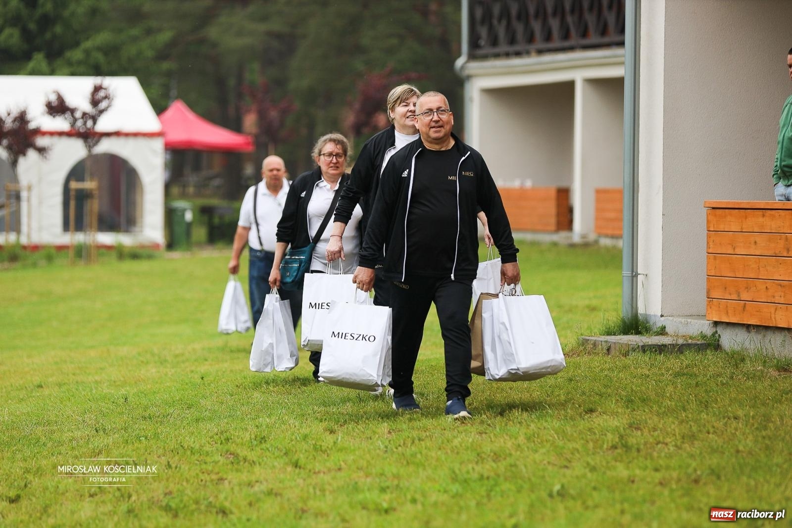 Zdjęcie w galerii na portalu naszraciborz.pl: 27. Spartakiada Sportowa Przemysłu Spożywczego NSZZ Solidarność. Na starcie ekipa z Mieszka wiadomości z regionu