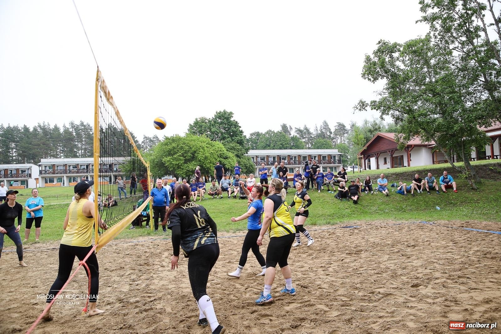Zdjęcie w galerii na portalu naszraciborz.pl: 27. Spartakiada Sportowa Przemysłu Spożywczego NSZZ Solidarność. Na starcie ekipa z Mieszka wiadomości z regionu