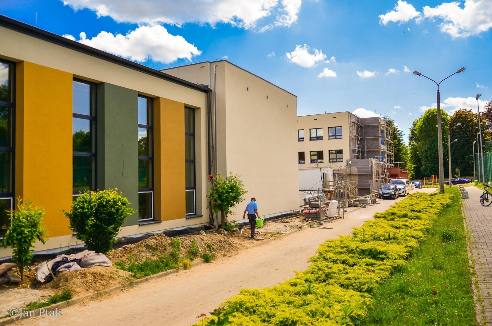 Zdjęcie w galerii na portalu naszraciborz.pl: Trwa termomodernizacja Szkoły Podstawowej nr 18 w Raciborzu. Inwestycja z nową infrastrukturą i przedszkolem wiadomości z regionu