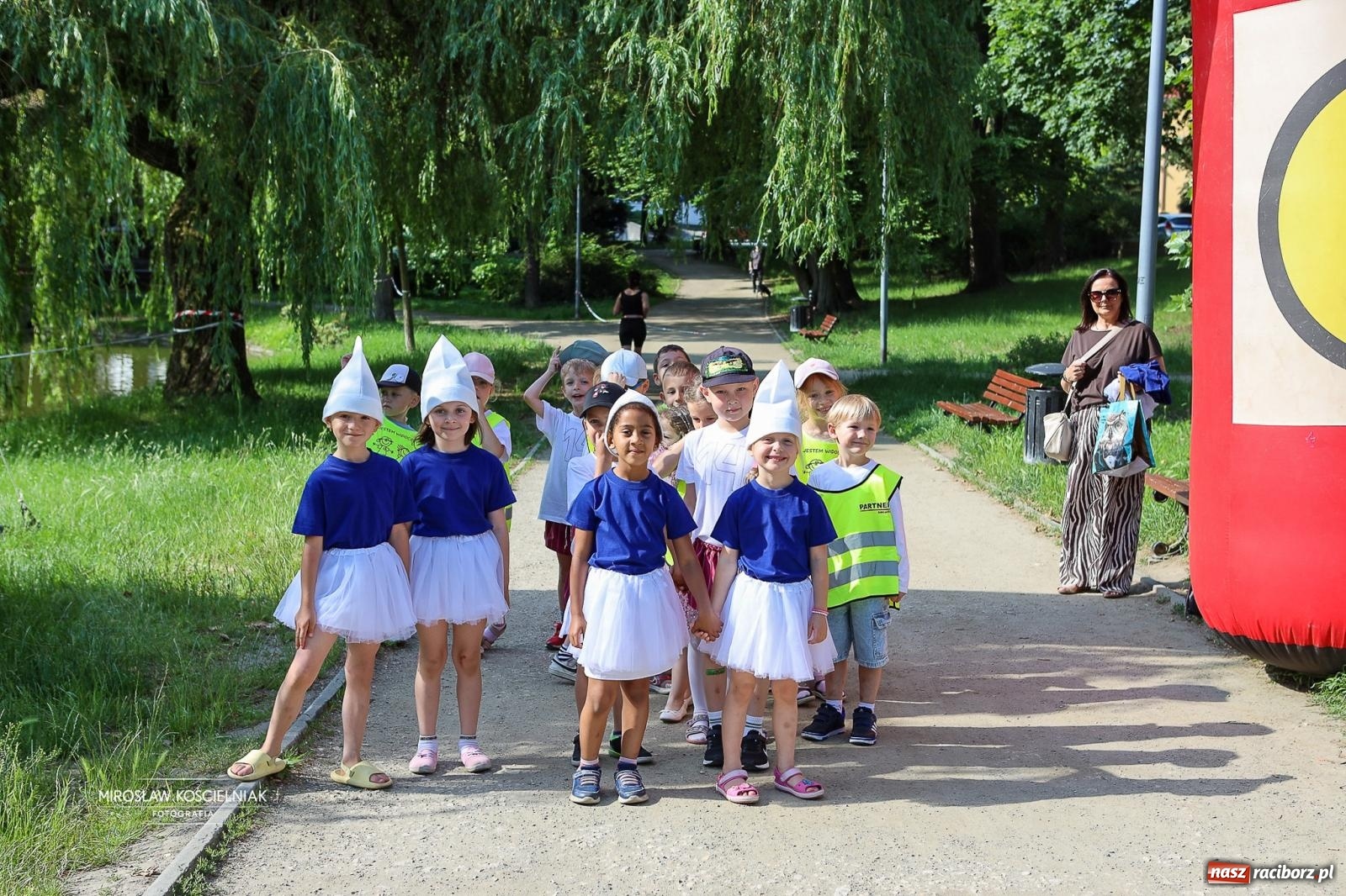 Zdjęcie w galerii na portalu naszraciborz.pl: Park Roth pełen dziecięcej energii. IV Festiwal Piosenki i Sportu za nami [FOTO i WIDEO] wiadomości z regionu