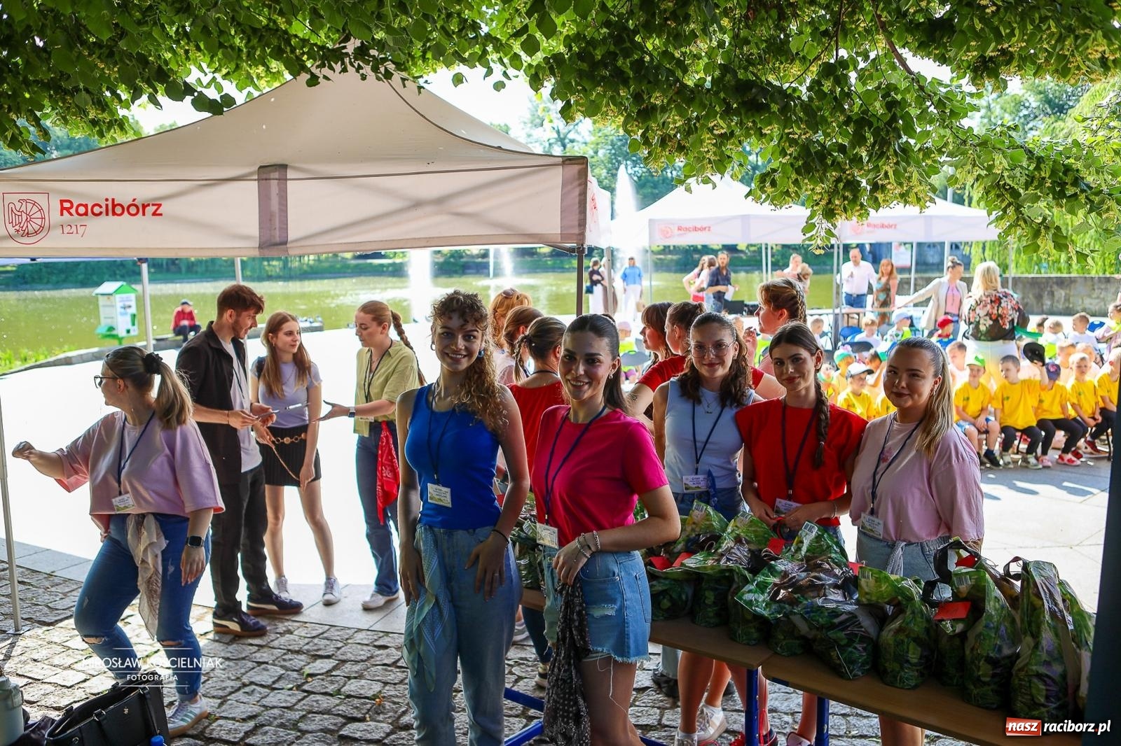 Zdjęcie w galerii na portalu naszraciborz.pl: Park Roth pełen dziecięcej energii. IV Festiwal Piosenki i Sportu za nami [FOTO i WIDEO] wiadomości z regionu