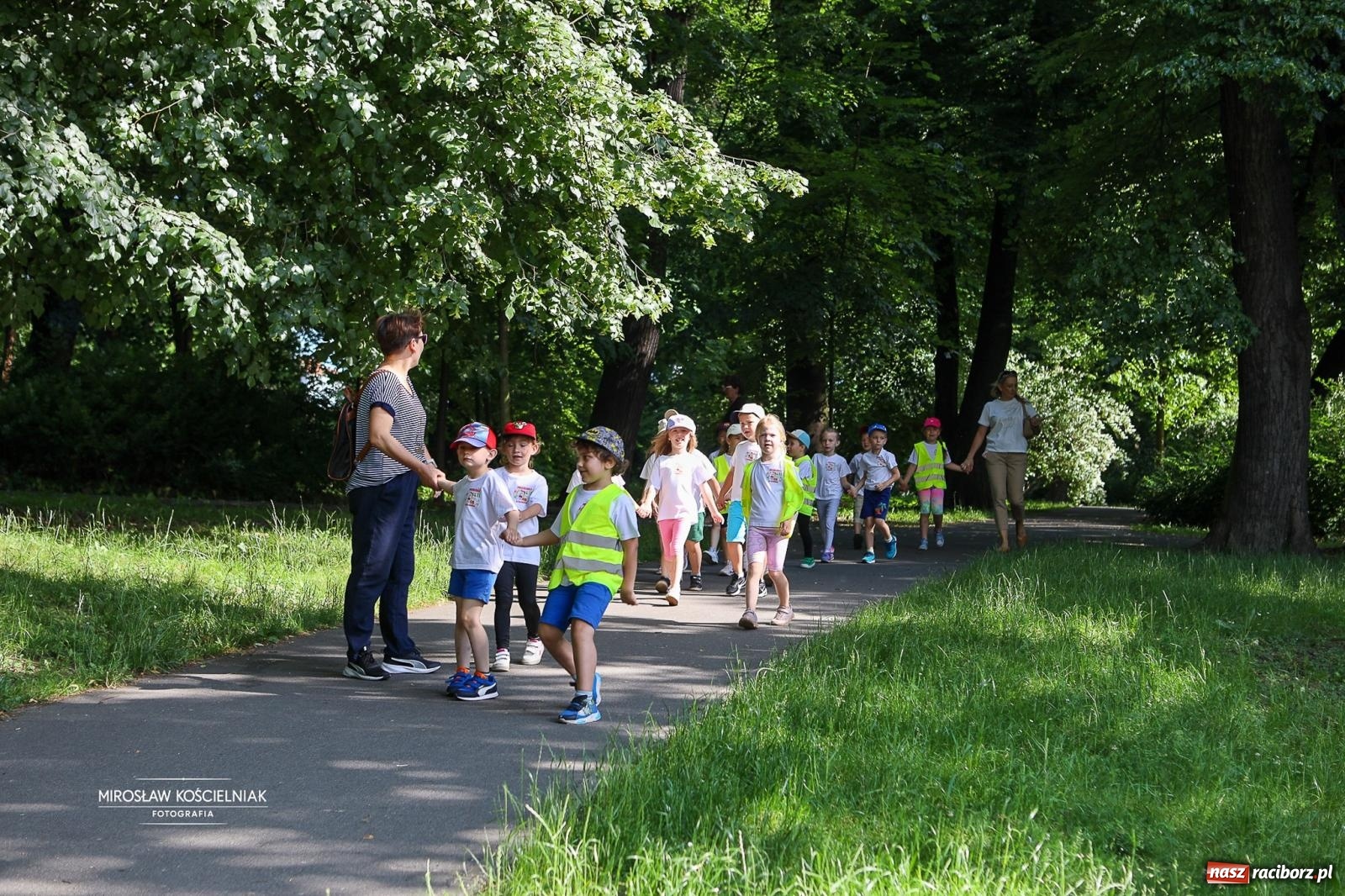 Zdjęcie w galerii na portalu naszraciborz.pl: Park Roth pełen dziecięcej energii. IV Festiwal Piosenki i Sportu za nami [FOTO i WIDEO] wiadomości z regionu