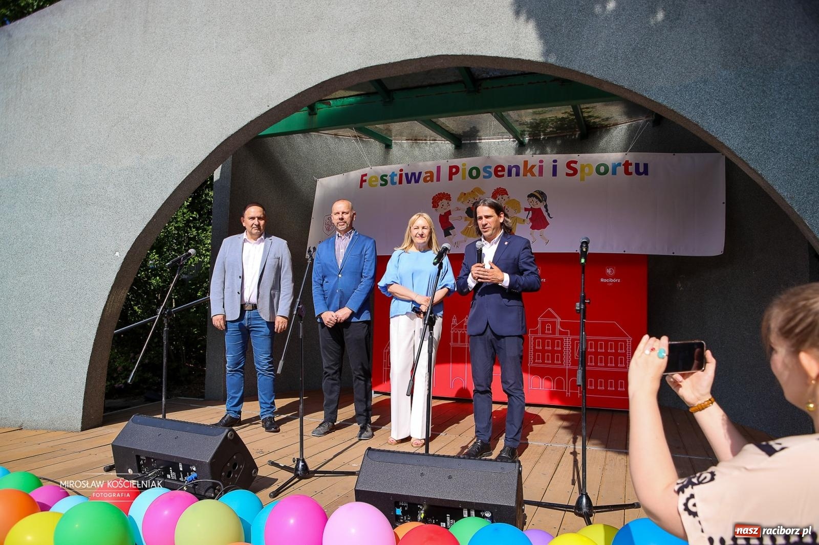 Zdjęcie w galerii na portalu naszraciborz.pl: Park Roth pełen dziecięcej energii. IV Festiwal Piosenki i Sportu za nami [FOTO i WIDEO] wiadomości z regionu