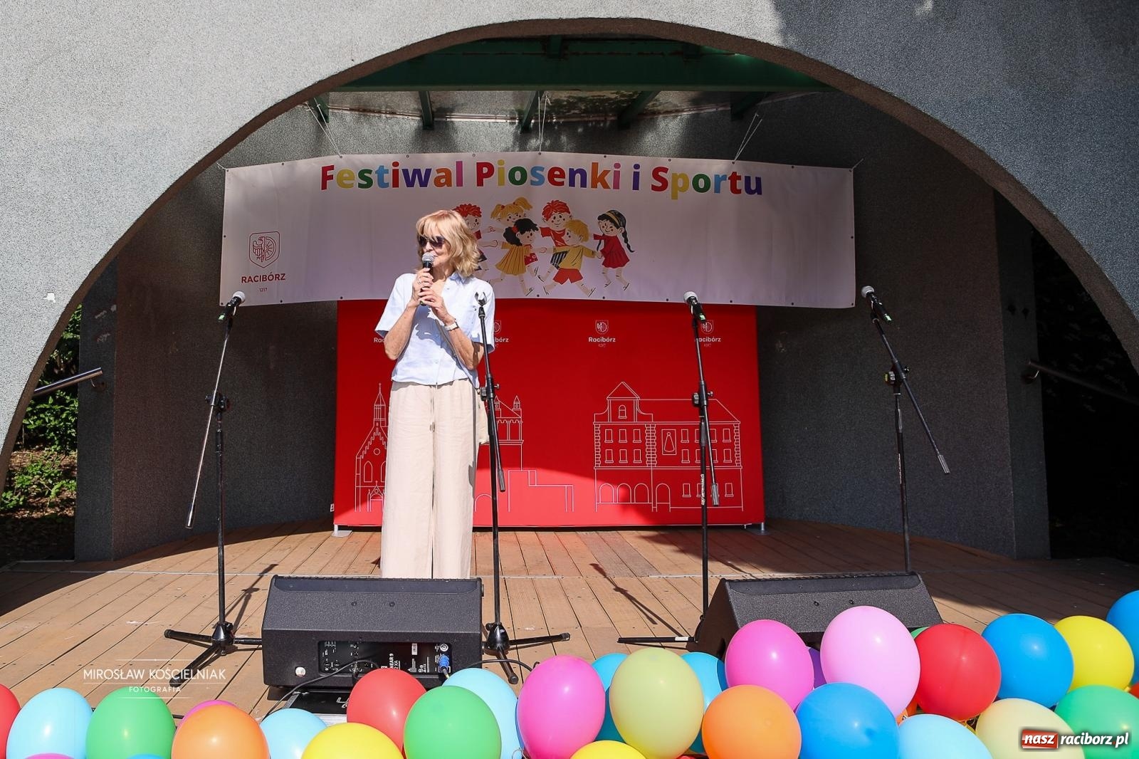Zdjęcie w galerii na portalu naszraciborz.pl: Park Roth pełen dziecięcej energii. IV Festiwal Piosenki i Sportu za nami [FOTO i WIDEO] wiadomości z regionu