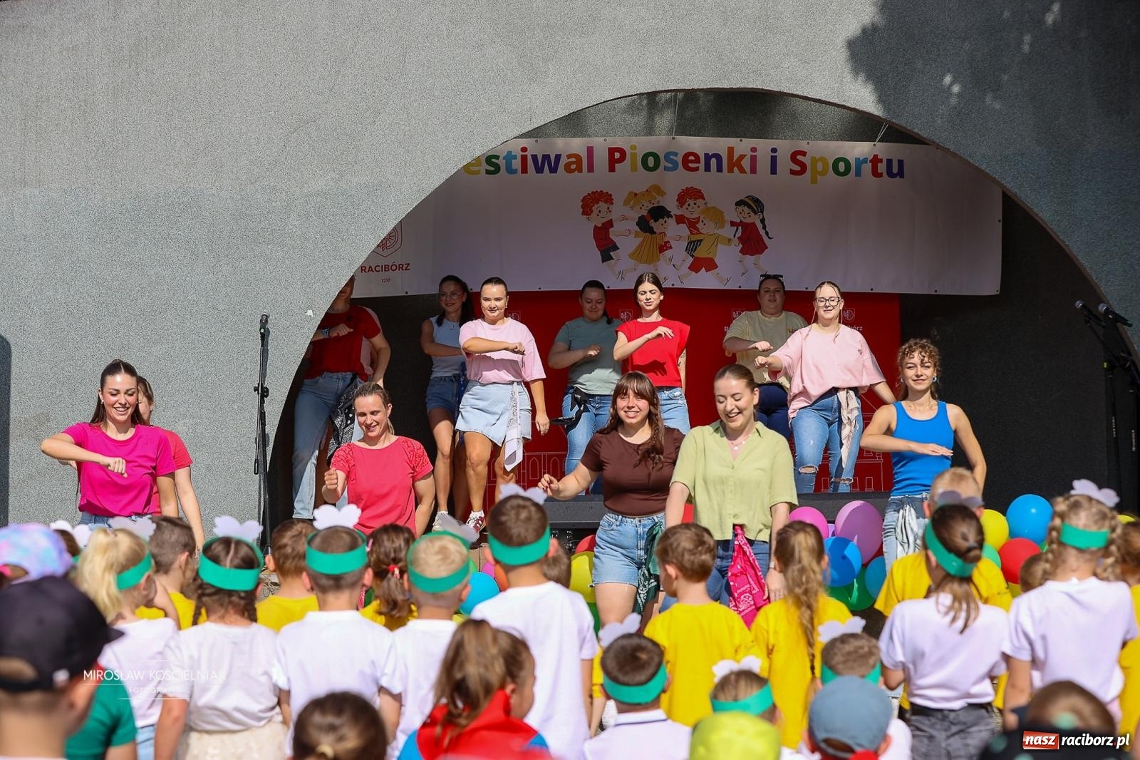 Zdjęcie w galerii na portalu naszraciborz.pl: Park Roth pełen dziecięcej energii. IV Festiwal Piosenki i Sportu za nami [FOTO i WIDEO] wiadomości z regionu