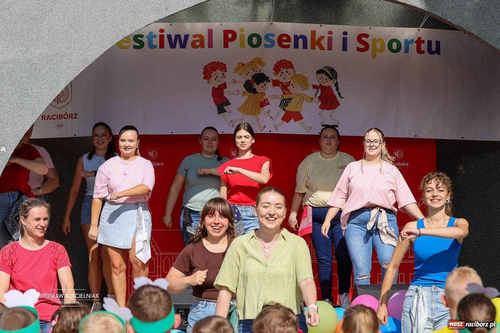 Zdjęcie w galerii na portalu naszraciborz.pl: Park Roth pełen dziecięcej energii. IV Festiwal Piosenki i Sportu za nami [FOTO i WIDEO] wiadomości z regionu
