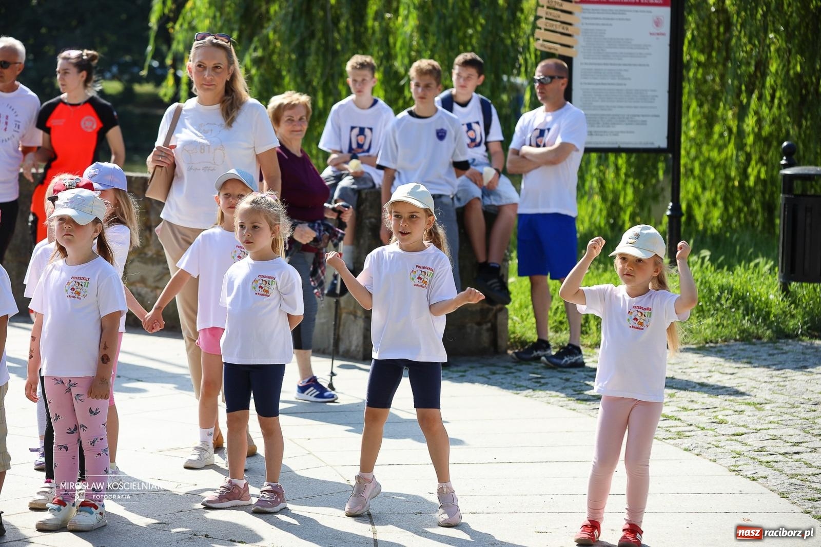 Zdjęcie w galerii na portalu naszraciborz.pl: Park Roth pełen dziecięcej energii. IV Festiwal Piosenki i Sportu za nami [FOTO i WIDEO] wiadomości z regionu