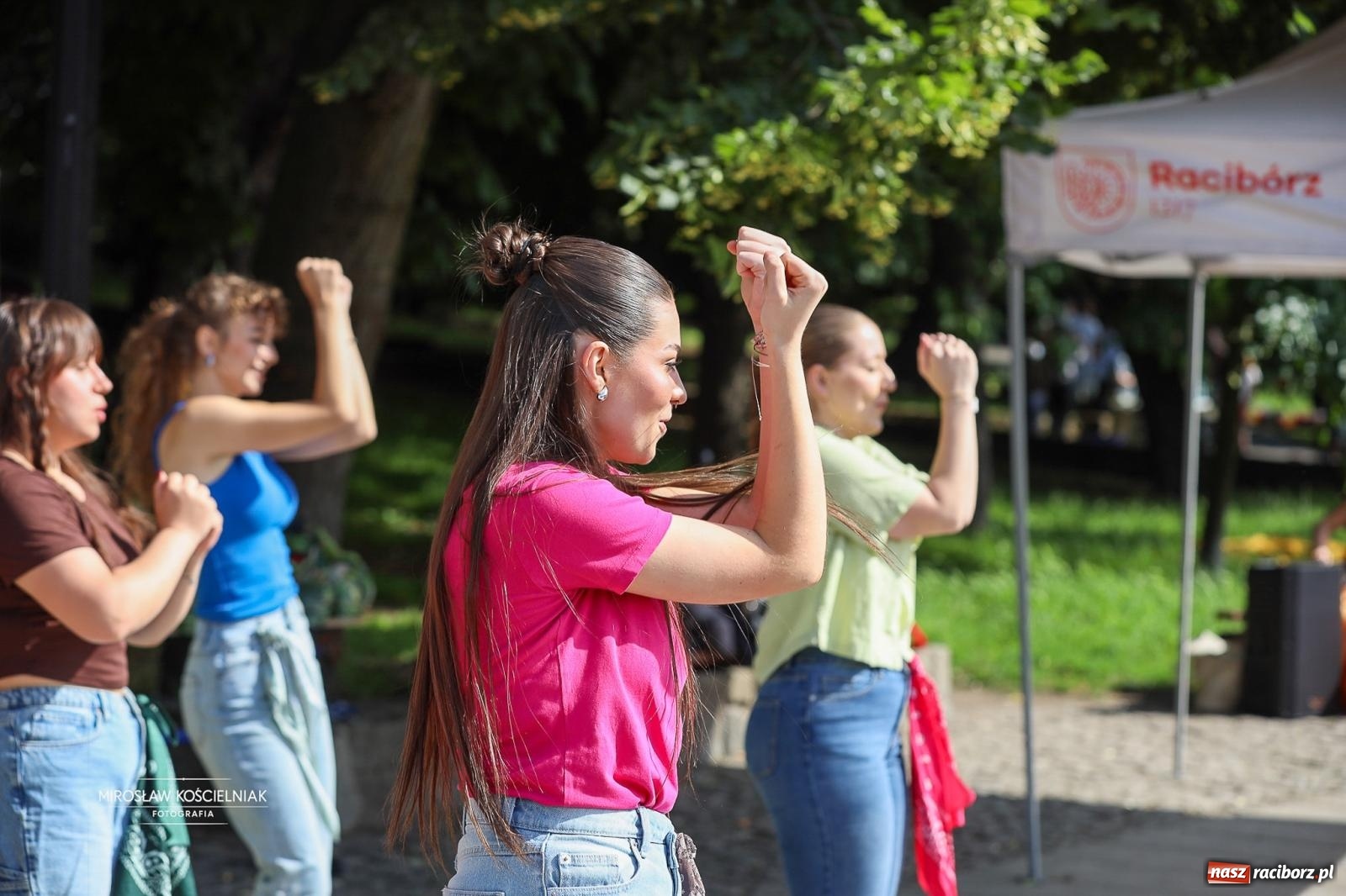 Zdjęcie w galerii na portalu naszraciborz.pl: Park Roth pełen dziecięcej energii. IV Festiwal Piosenki i Sportu za nami [FOTO i WIDEO] wiadomości z regionu