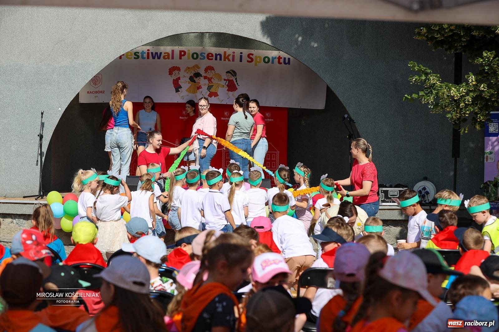 Zdjęcie w galerii na portalu naszraciborz.pl: Park Roth pełen dziecięcej energii. IV Festiwal Piosenki i Sportu za nami [FOTO i WIDEO] wiadomości z regionu