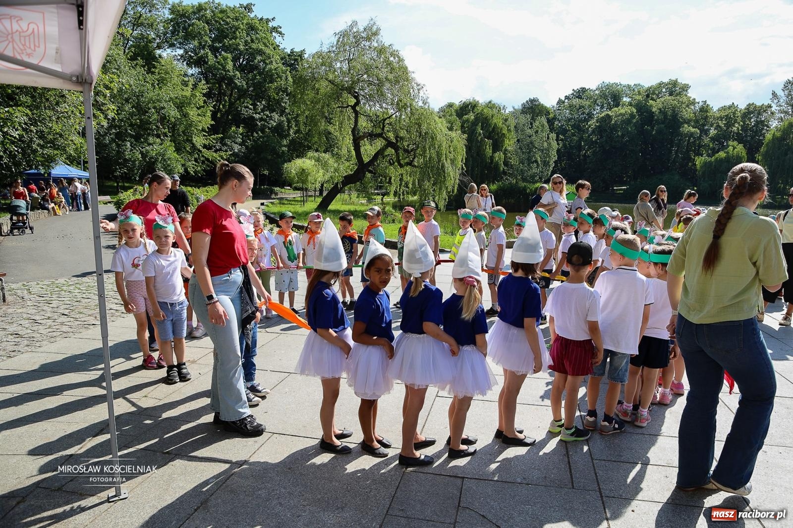 Zdjęcie w galerii na portalu naszraciborz.pl: Park Roth pełen dziecięcej energii. IV Festiwal Piosenki i Sportu za nami [FOTO i WIDEO] wiadomości z regionu