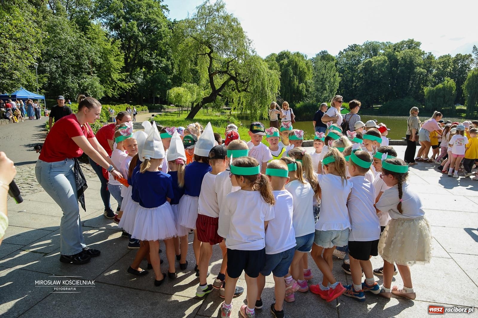 Zdjęcie w galerii na portalu naszraciborz.pl: Park Roth pełen dziecięcej energii. IV Festiwal Piosenki i Sportu za nami [FOTO i WIDEO] wiadomości z regionu