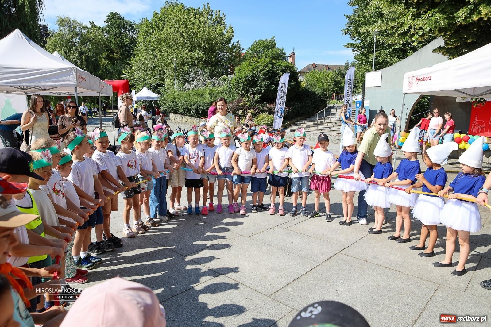 Zdjęcie w galerii na portalu naszraciborz.pl: Park Roth pełen dziecięcej energii. IV Festiwal Piosenki i Sportu za nami [FOTO i WIDEO] wiadomości z regionu