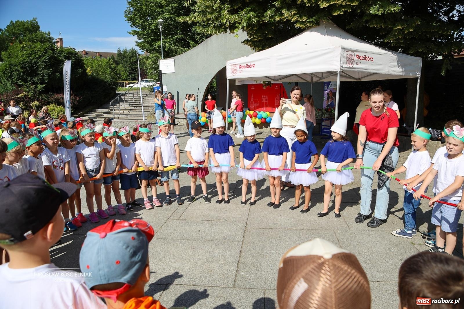 Zdjęcie w galerii na portalu naszraciborz.pl: Park Roth pełen dziecięcej energii. IV Festiwal Piosenki i Sportu za nami [FOTO i WIDEO] wiadomości z regionu