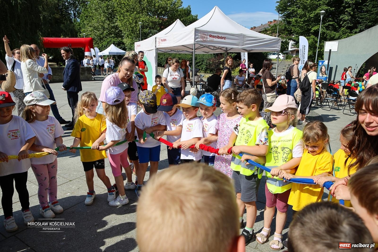 Zdjęcie w galerii na portalu naszraciborz.pl: Park Roth pełen dziecięcej energii. IV Festiwal Piosenki i Sportu za nami [FOTO i WIDEO] wiadomości z regionu