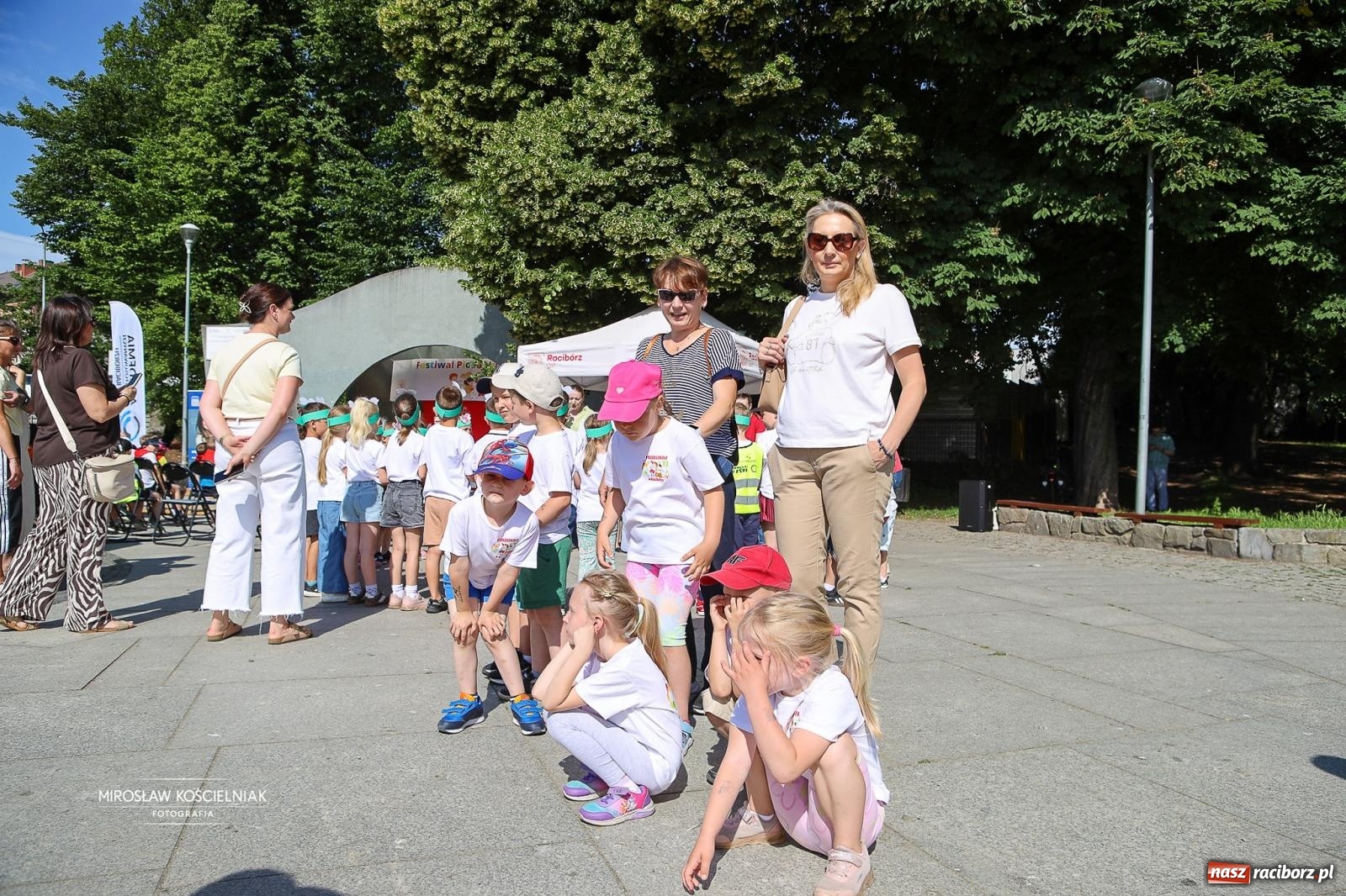 Zdjęcie w galerii na portalu naszraciborz.pl: Park Roth pełen dziecięcej energii. IV Festiwal Piosenki i Sportu za nami [FOTO i WIDEO] wiadomości z regionu