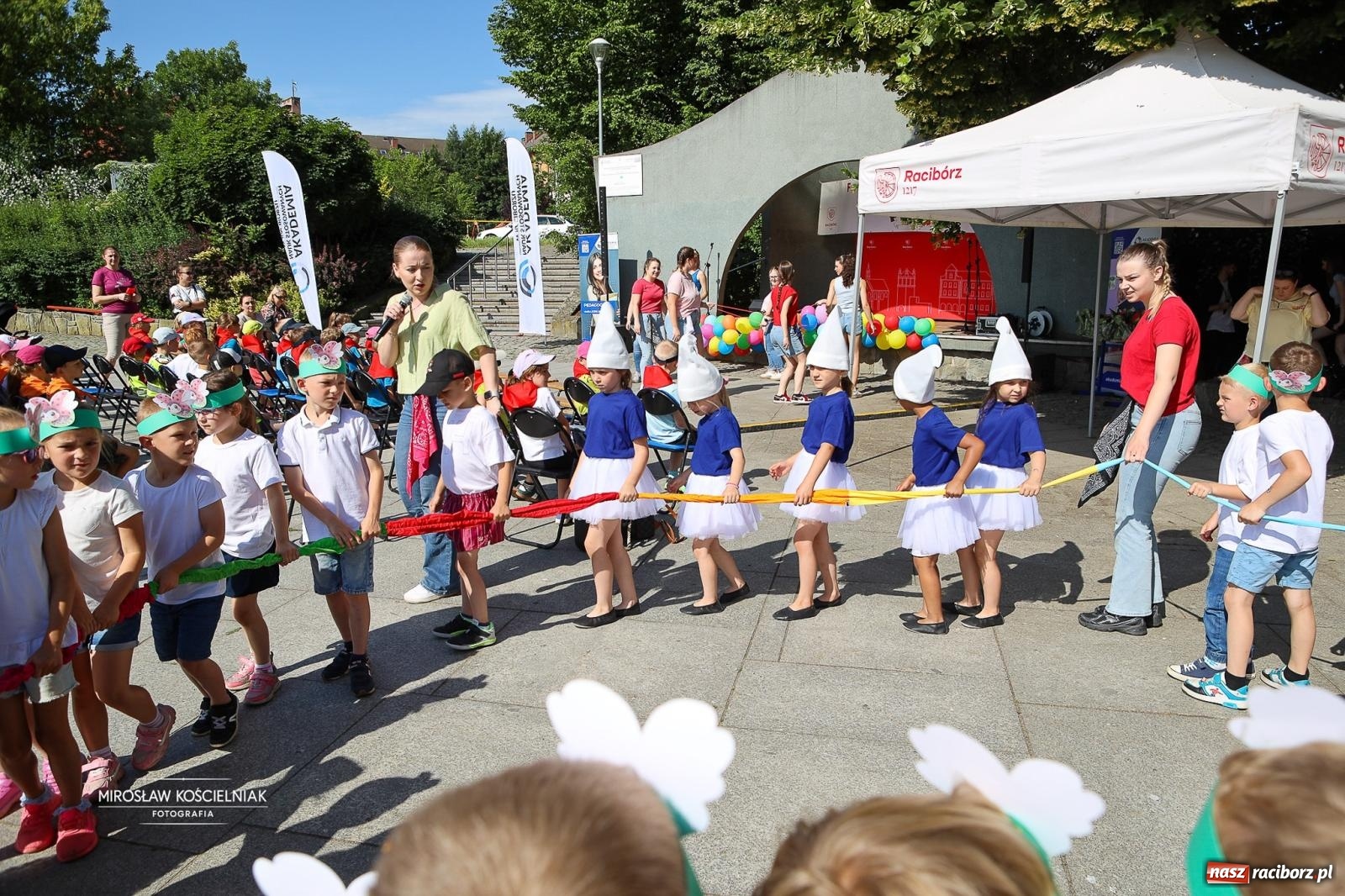 Zdjęcie w galerii na portalu naszraciborz.pl: Park Roth pełen dziecięcej energii. IV Festiwal Piosenki i Sportu za nami [FOTO i WIDEO] wiadomości z regionu