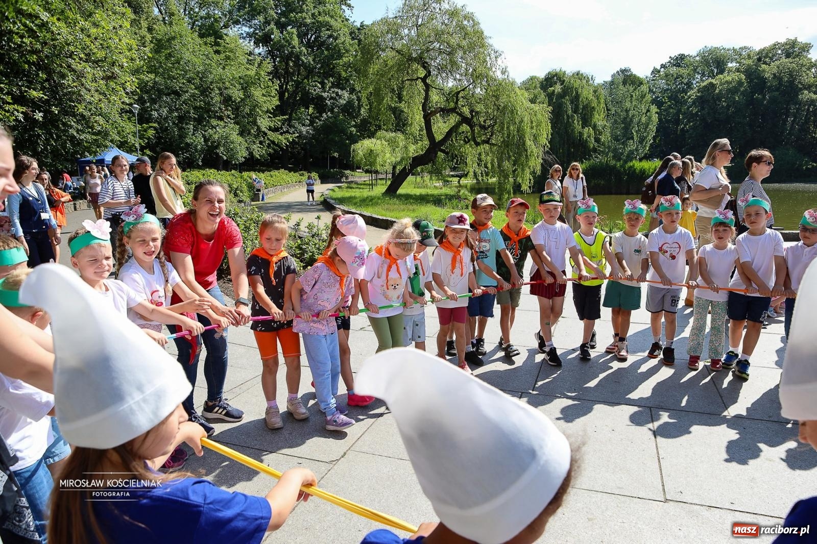 Zdjęcie w galerii na portalu naszraciborz.pl: Park Roth pełen dziecięcej energii. IV Festiwal Piosenki i Sportu za nami [FOTO i WIDEO] wiadomości z regionu