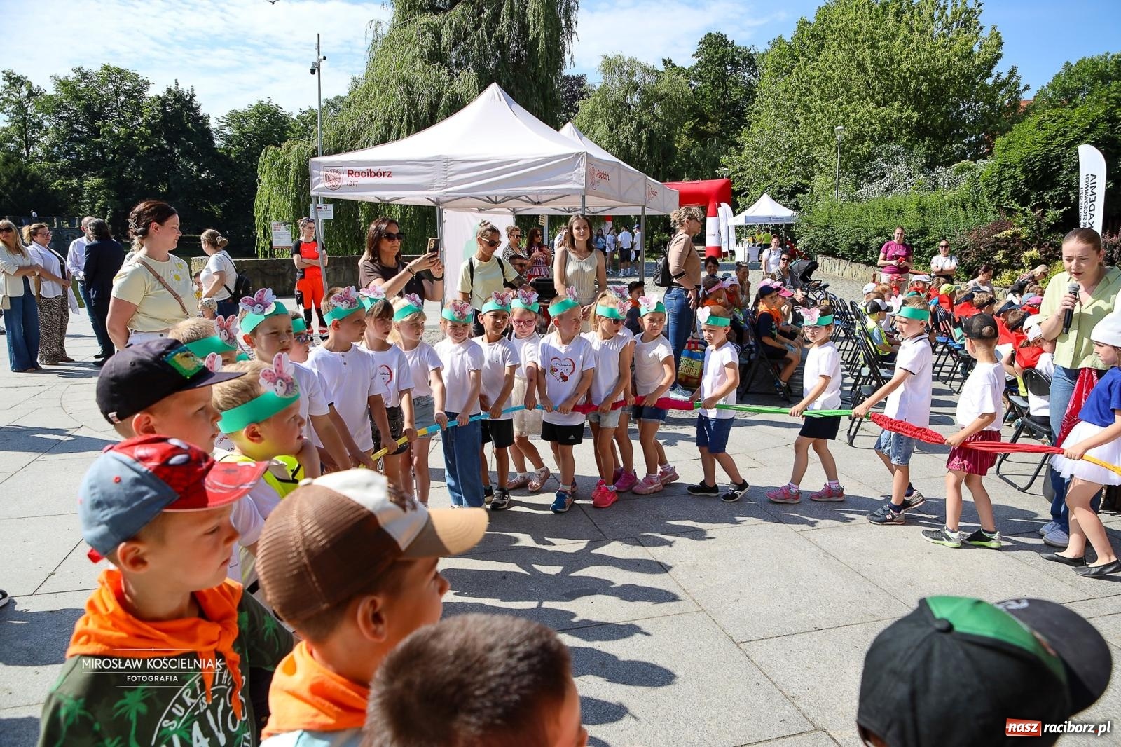 Zdjęcie w galerii na portalu naszraciborz.pl: Park Roth pełen dziecięcej energii. IV Festiwal Piosenki i Sportu za nami [FOTO i WIDEO] wiadomości z regionu
