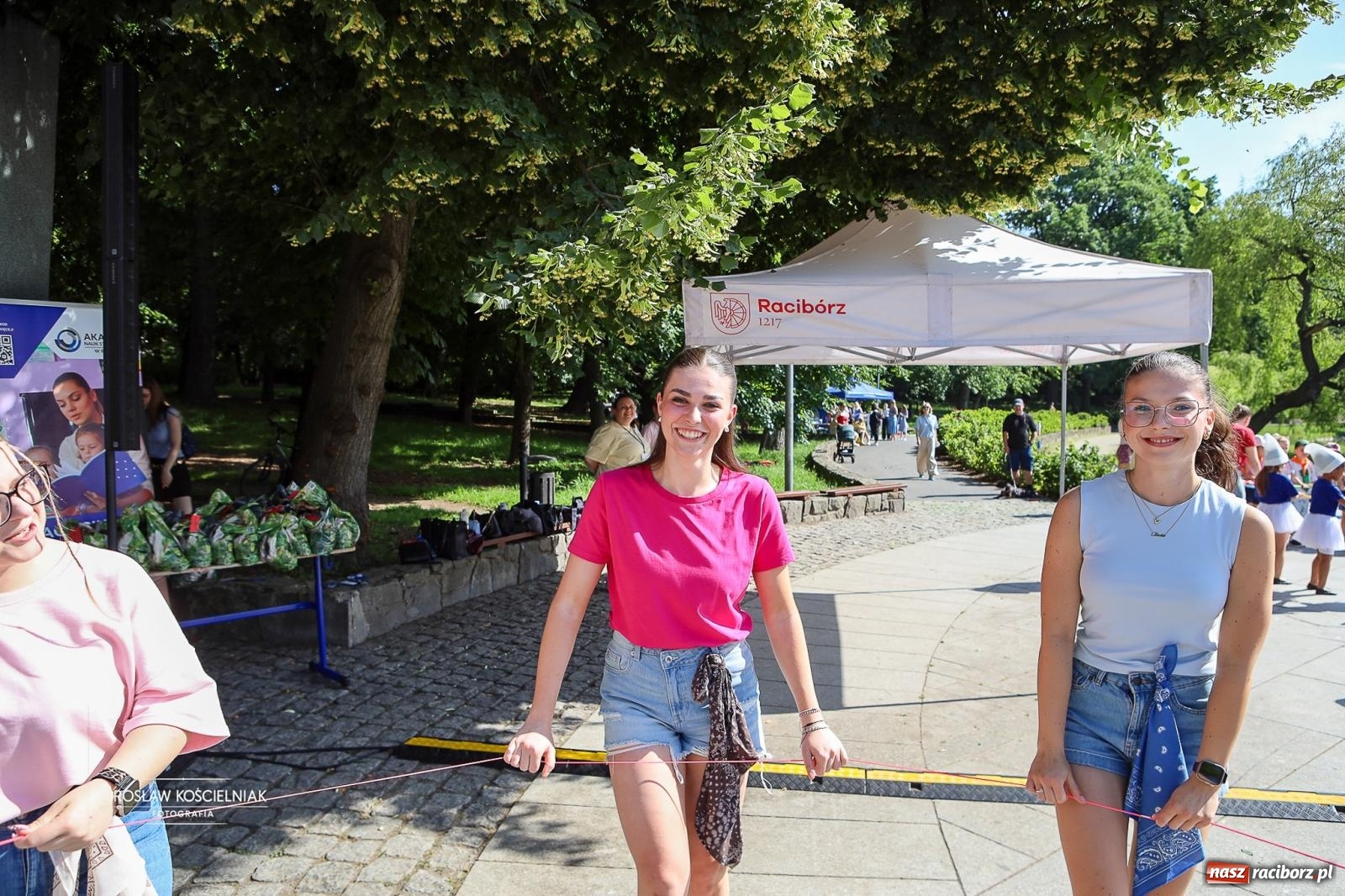 Zdjęcie w galerii na portalu naszraciborz.pl: Park Roth pełen dziecięcej energii. IV Festiwal Piosenki i Sportu za nami [FOTO i WIDEO] wiadomości z regionu