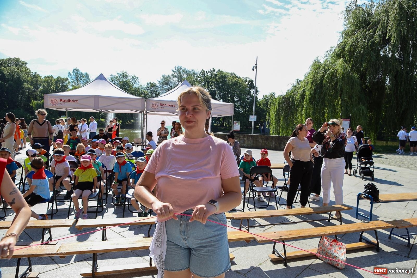 Zdjęcie w galerii na portalu naszraciborz.pl: Park Roth pełen dziecięcej energii. IV Festiwal Piosenki i Sportu za nami [FOTO i WIDEO] wiadomości z regionu