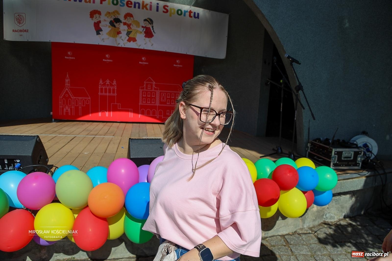 Zdjęcie w galerii na portalu naszraciborz.pl: Park Roth pełen dziecięcej energii. IV Festiwal Piosenki i Sportu za nami [FOTO i WIDEO] wiadomości z regionu