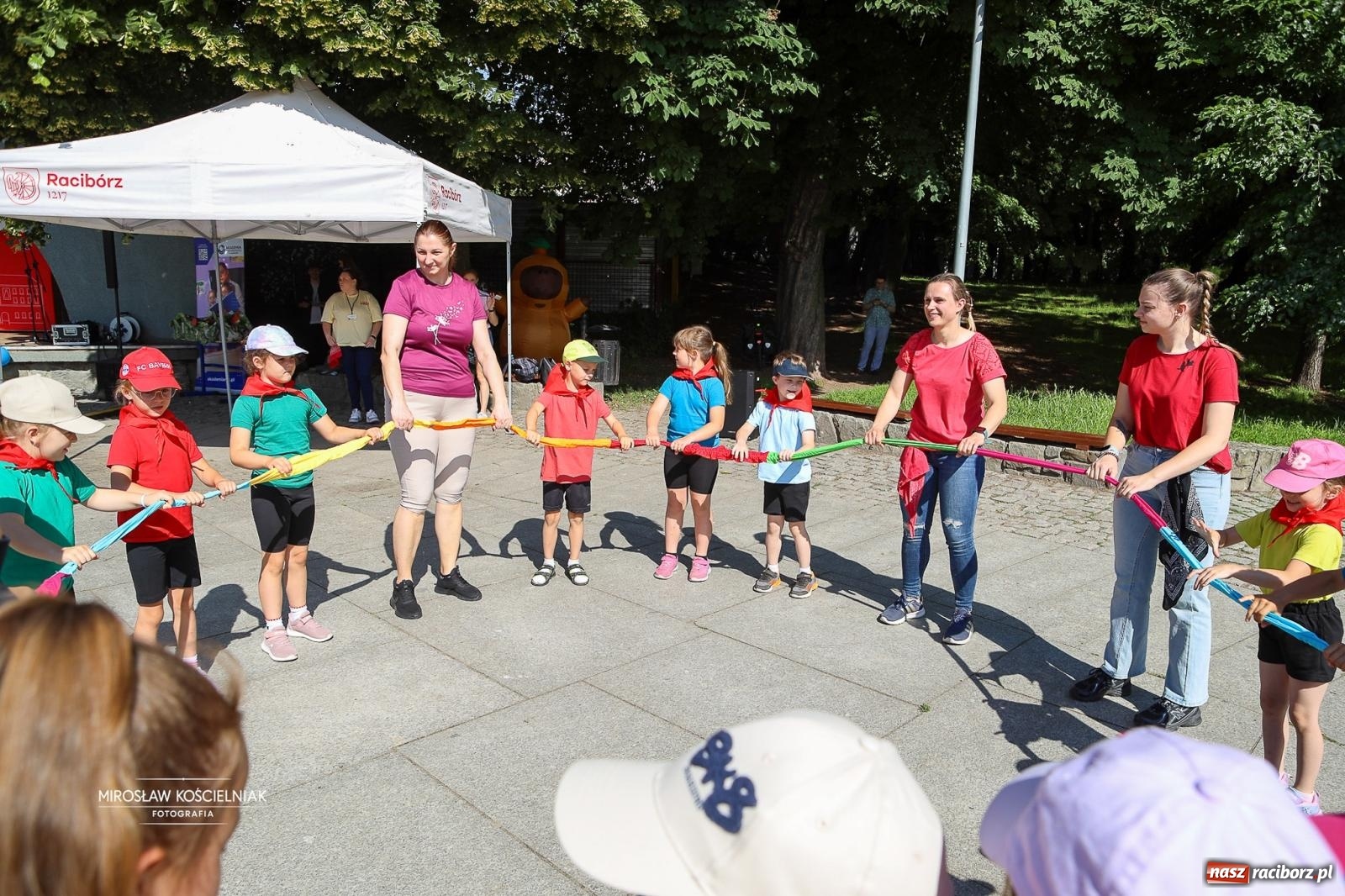 Zdjęcie w galerii na portalu naszraciborz.pl: Park Roth pełen dziecięcej energii. IV Festiwal Piosenki i Sportu za nami [FOTO i WIDEO] wiadomości z regionu