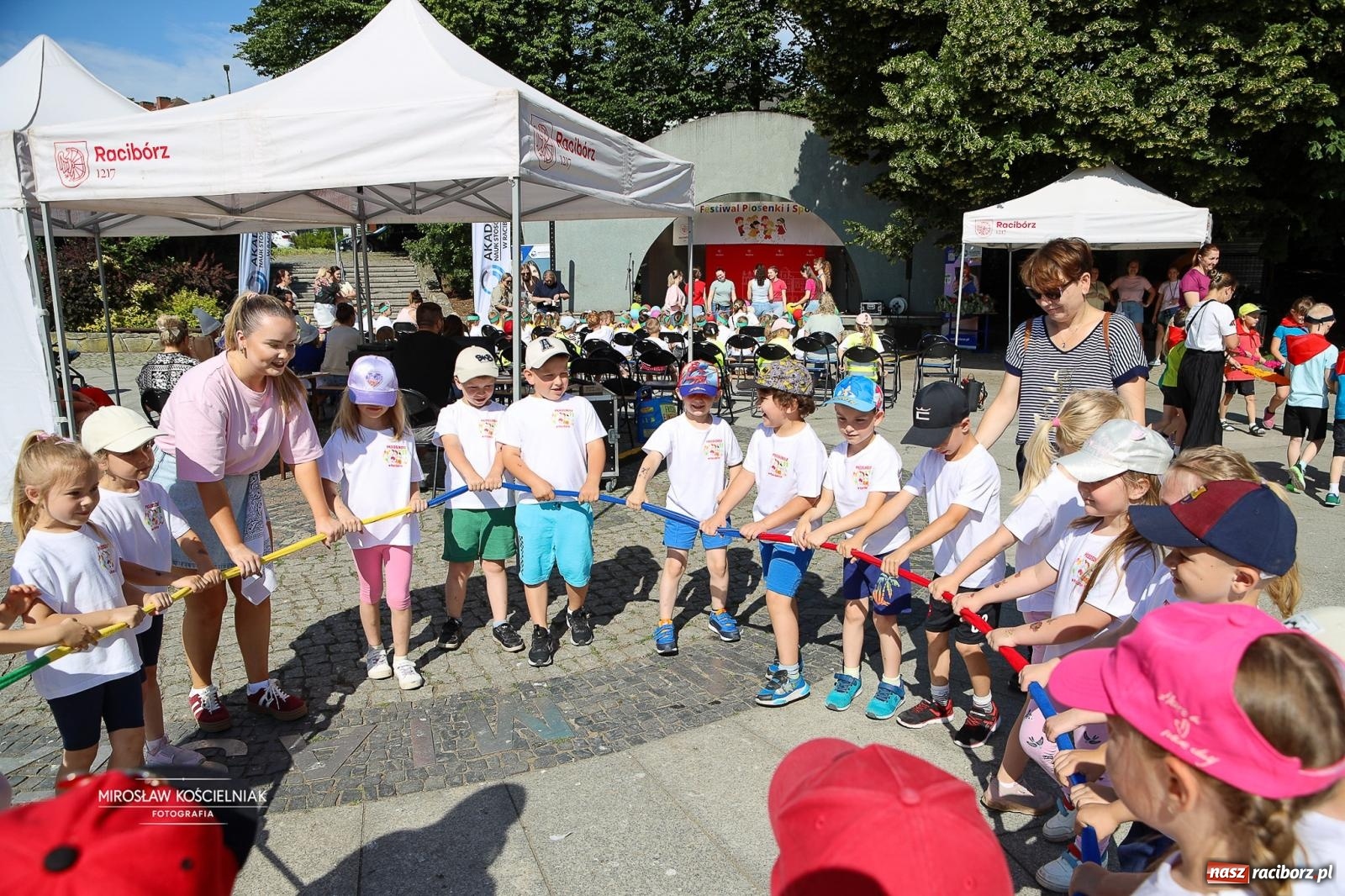 Zdjęcie w galerii na portalu naszraciborz.pl: Park Roth pełen dziecięcej energii. IV Festiwal Piosenki i Sportu za nami [FOTO i WIDEO] wiadomości z regionu