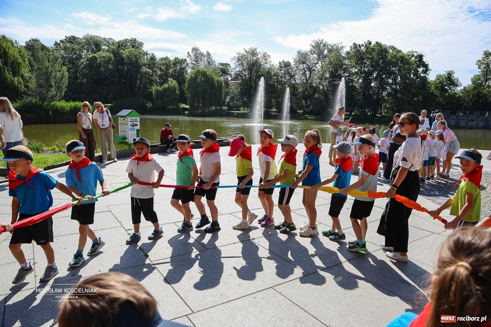 Zdjęcie w galerii na portalu naszraciborz.pl: Park Roth pełen dziecięcej energii. IV Festiwal Piosenki i Sportu za nami [FOTO i WIDEO] wiadomości z regionu