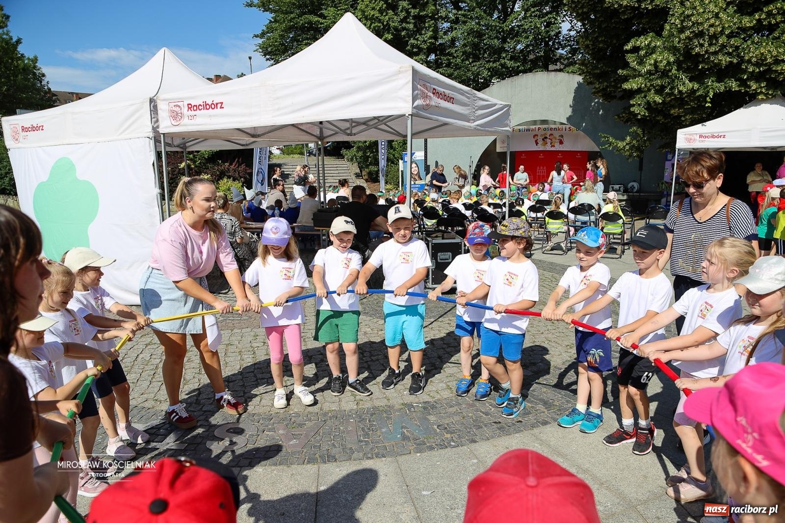 Zdjęcie w galerii na portalu naszraciborz.pl: Park Roth pełen dziecięcej energii. IV Festiwal Piosenki i Sportu za nami [FOTO i WIDEO] wiadomości z regionu
