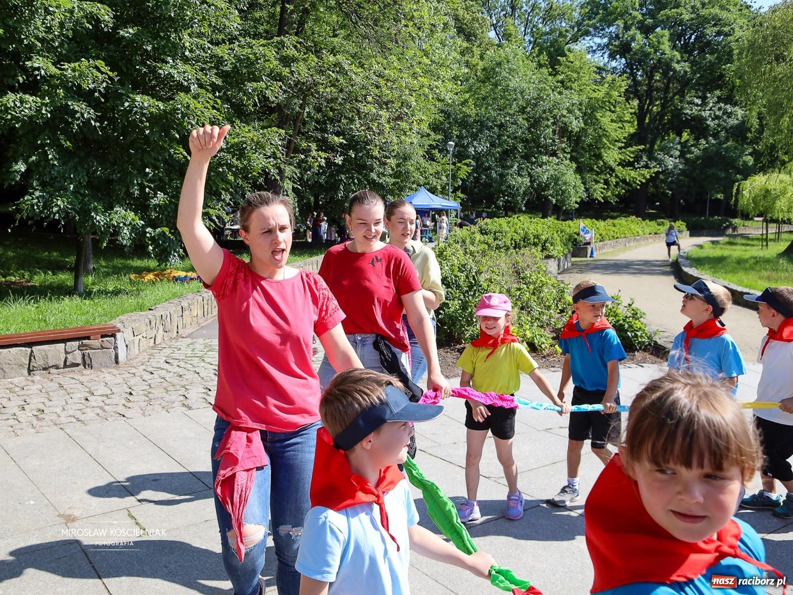 Zdjęcie w galerii na portalu naszraciborz.pl: Park Roth pełen dziecięcej energii. IV Festiwal Piosenki i Sportu za nami [FOTO i WIDEO] wiadomości z regionu