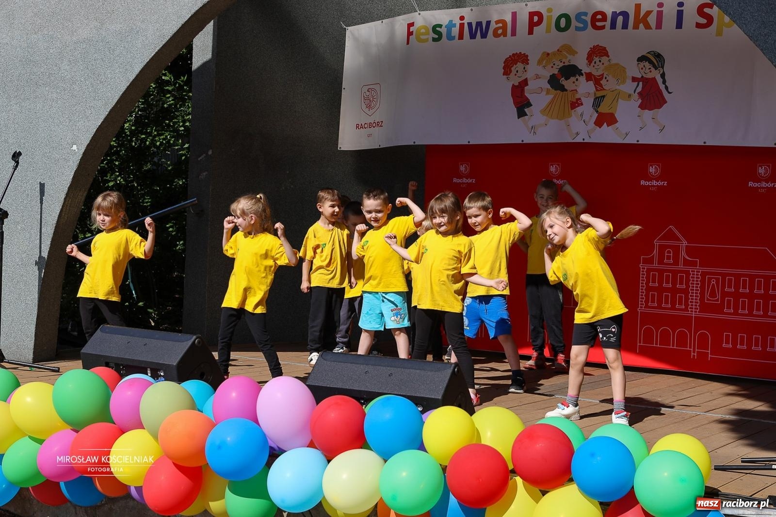 Zdjęcie w galerii na portalu naszraciborz.pl: Park Roth pełen dziecięcej energii. IV Festiwal Piosenki i Sportu za nami [FOTO i WIDEO] wiadomości z regionu
