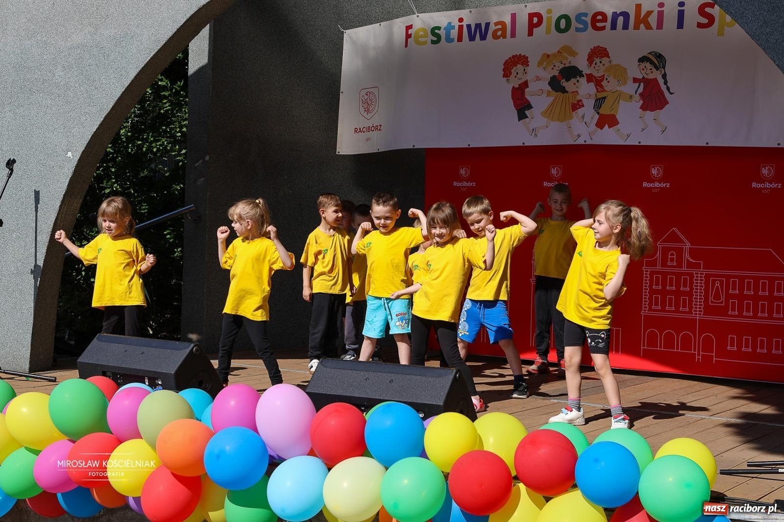 Zdjęcie w galerii na portalu naszraciborz.pl: Park Roth pełen dziecięcej energii. IV Festiwal Piosenki i Sportu za nami [FOTO i WIDEO] wiadomości z regionu