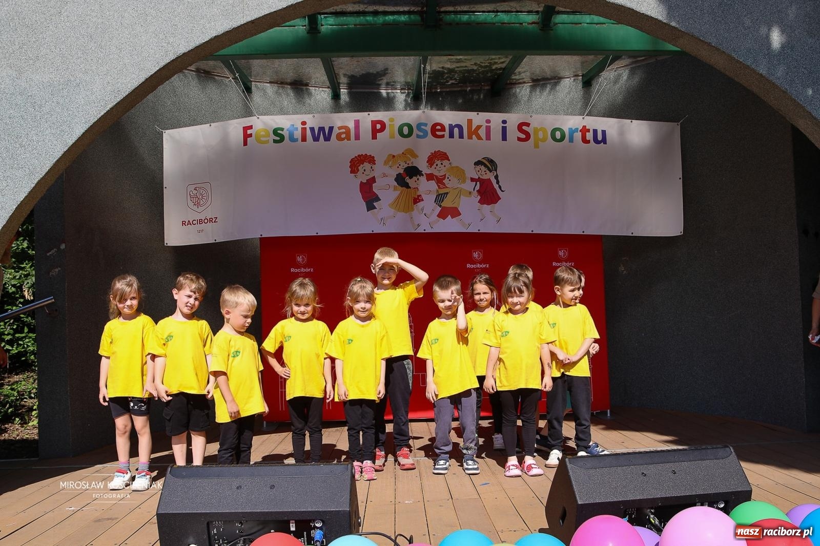 Zdjęcie w galerii na portalu naszraciborz.pl: Park Roth pełen dziecięcej energii. IV Festiwal Piosenki i Sportu za nami [FOTO i WIDEO] wiadomości z regionu