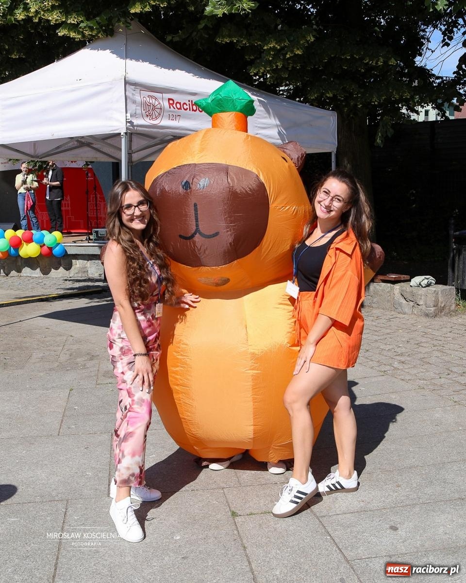 Zdjęcie w galerii na portalu naszraciborz.pl: Park Roth pełen dziecięcej energii. IV Festiwal Piosenki i Sportu za nami [FOTO i WIDEO] wiadomości z regionu