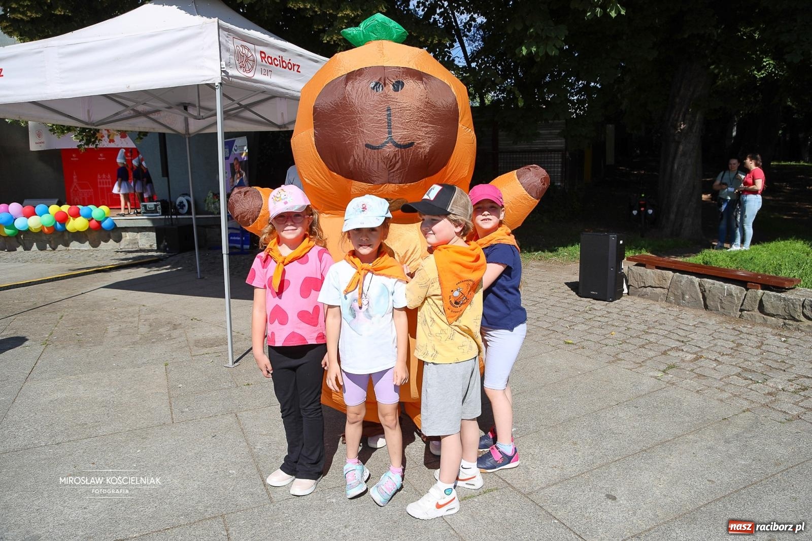 Zdjęcie w galerii na portalu naszraciborz.pl: Park Roth pełen dziecięcej energii. IV Festiwal Piosenki i Sportu za nami [FOTO i WIDEO] wiadomości z regionu