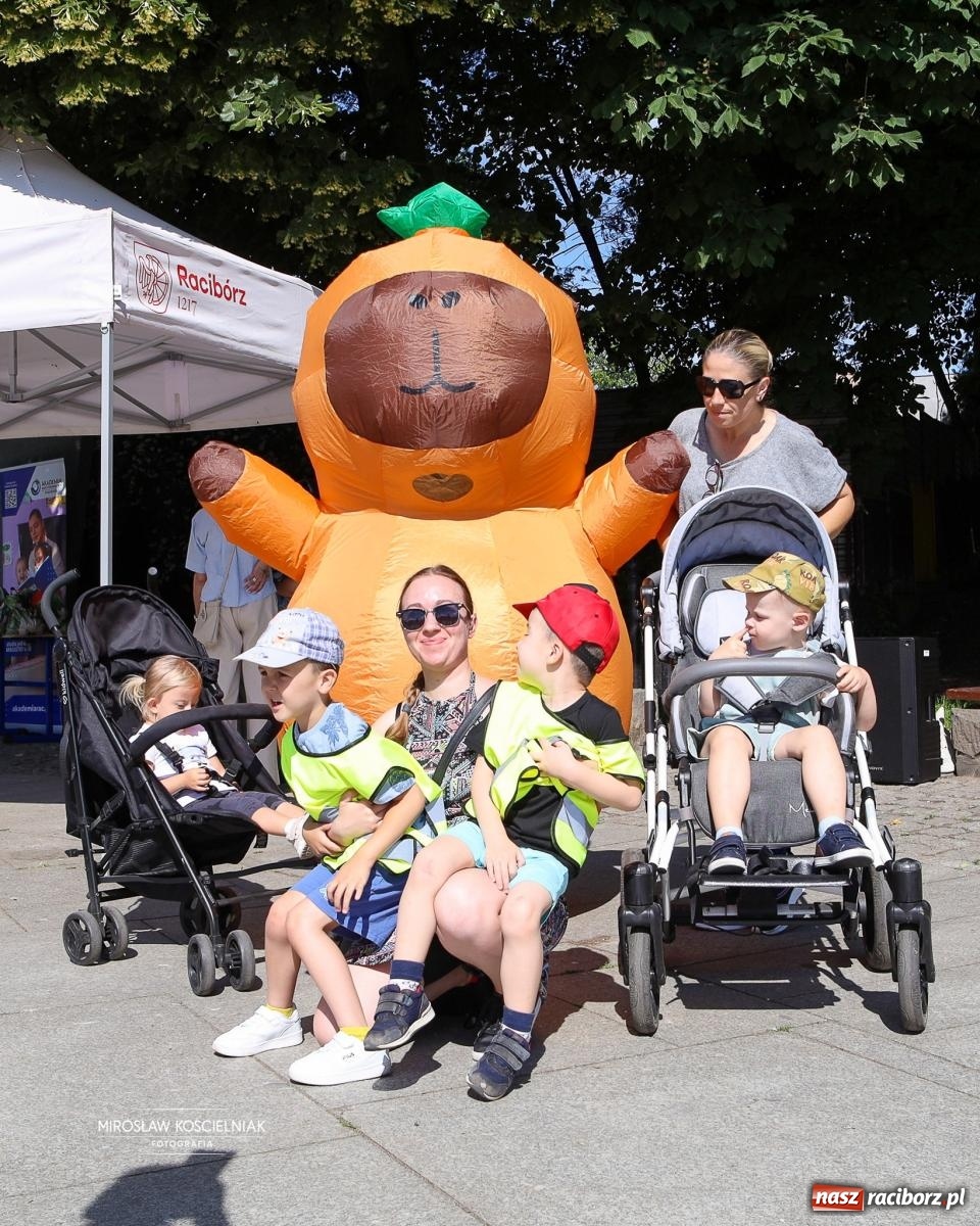 Zdjęcie w galerii na portalu naszraciborz.pl: Park Roth pełen dziecięcej energii. IV Festiwal Piosenki i Sportu za nami [FOTO i WIDEO] wiadomości z regionu