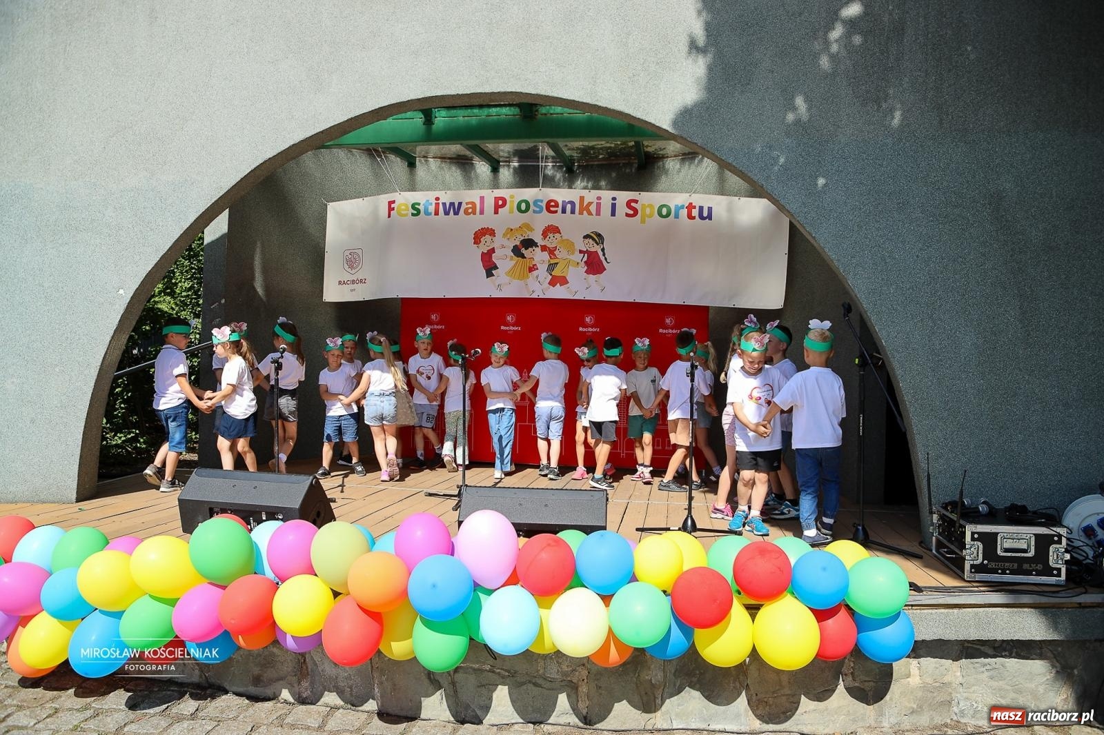 Zdjęcie w galerii na portalu naszraciborz.pl: Park Roth pełen dziecięcej energii. IV Festiwal Piosenki i Sportu za nami [FOTO i WIDEO] wiadomości z regionu