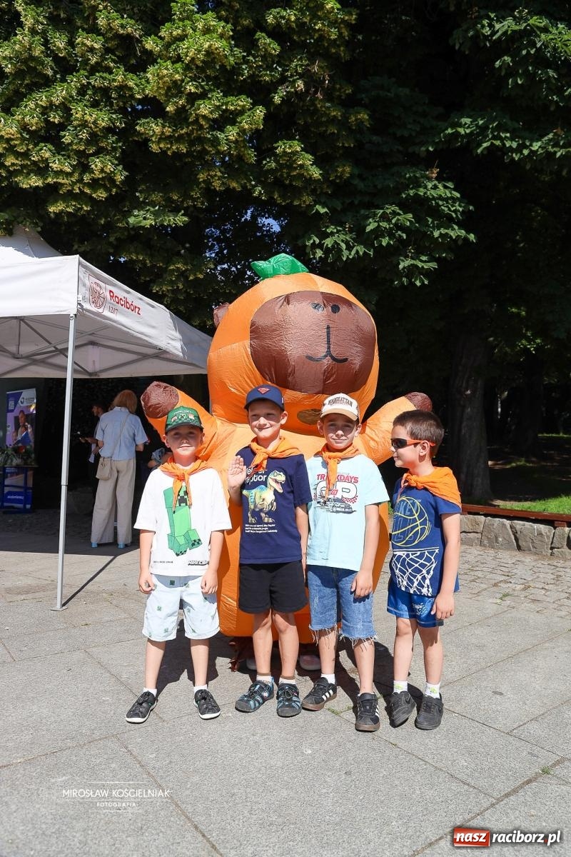 Zdjęcie w galerii na portalu naszraciborz.pl: Park Roth pełen dziecięcej energii. IV Festiwal Piosenki i Sportu za nami [FOTO i WIDEO] wiadomości z regionu
