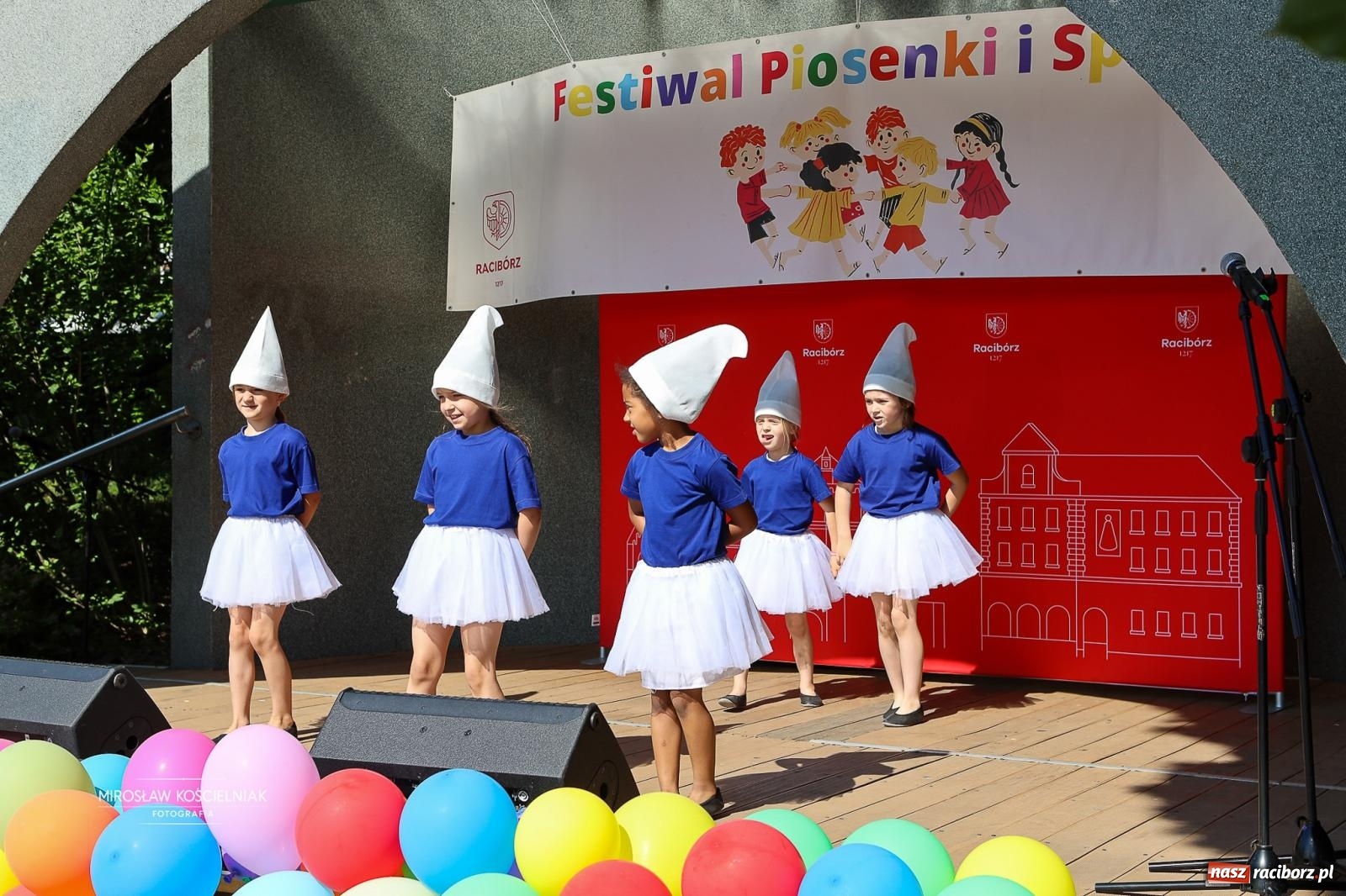 Zdjęcie w galerii na portalu naszraciborz.pl: Park Roth pełen dziecięcej energii. IV Festiwal Piosenki i Sportu za nami [FOTO i WIDEO] wiadomości z regionu