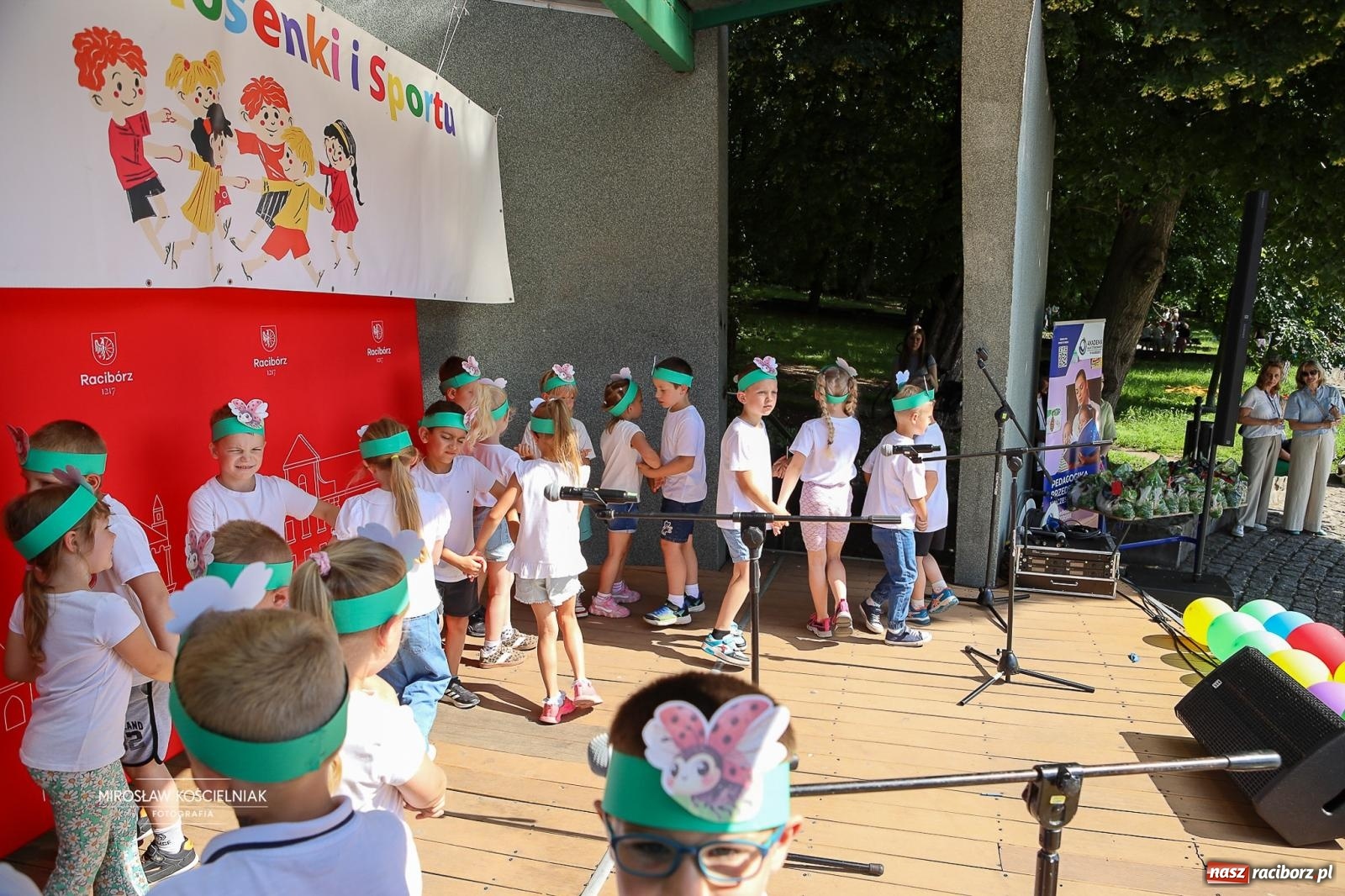 Zdjęcie w galerii na portalu naszraciborz.pl: Park Roth pełen dziecięcej energii. IV Festiwal Piosenki i Sportu za nami [FOTO i WIDEO] wiadomości z regionu