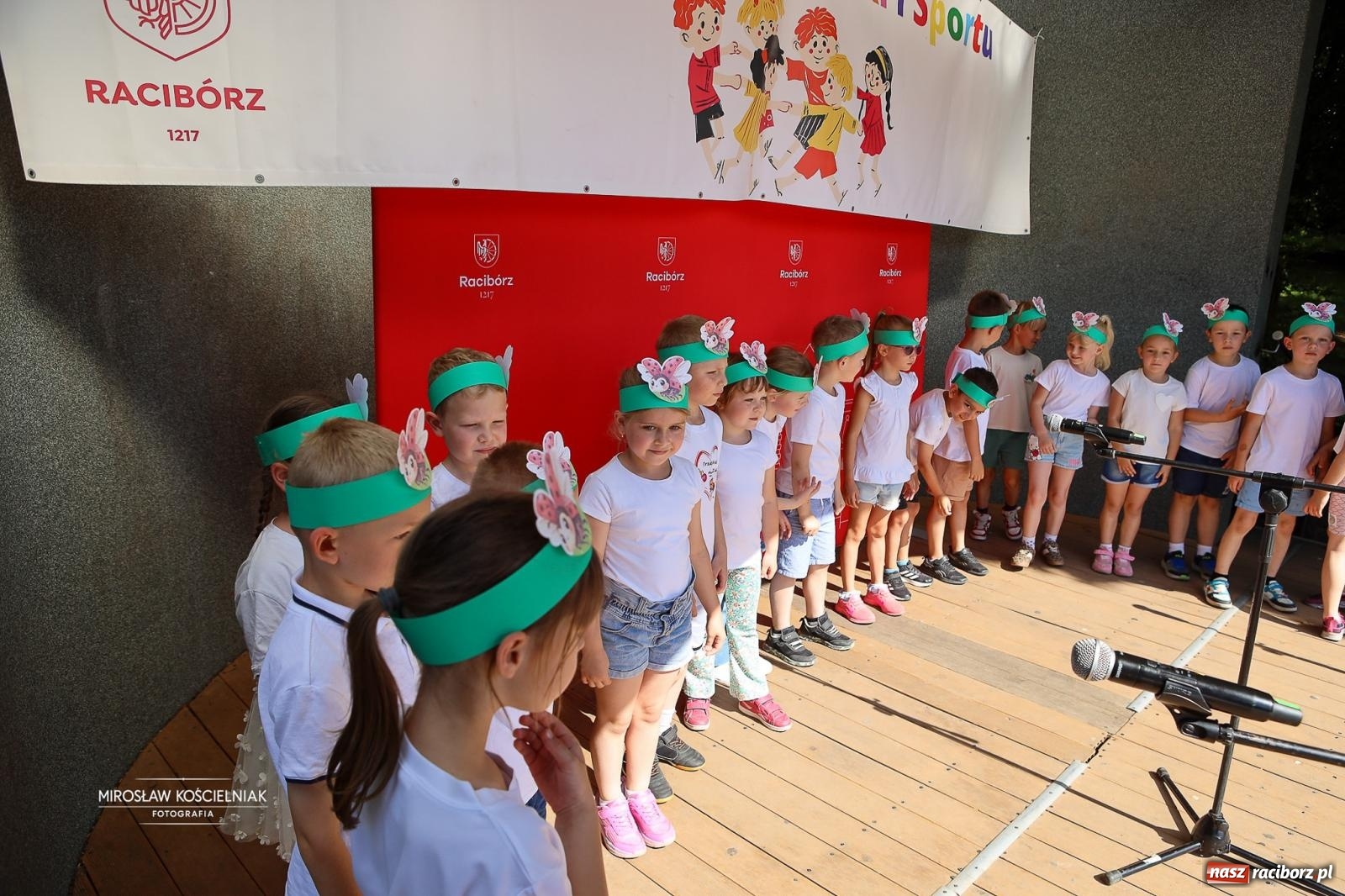 Zdjęcie w galerii na portalu naszraciborz.pl: Park Roth pełen dziecięcej energii. IV Festiwal Piosenki i Sportu za nami [FOTO i WIDEO] wiadomości z regionu