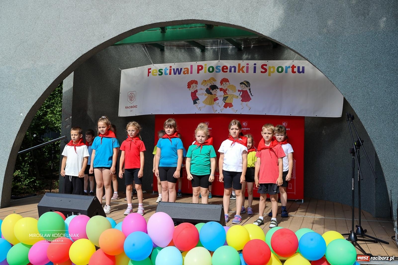 Zdjęcie w galerii na portalu naszraciborz.pl: Park Roth pełen dziecięcej energii. IV Festiwal Piosenki i Sportu za nami [FOTO i WIDEO] wiadomości z regionu