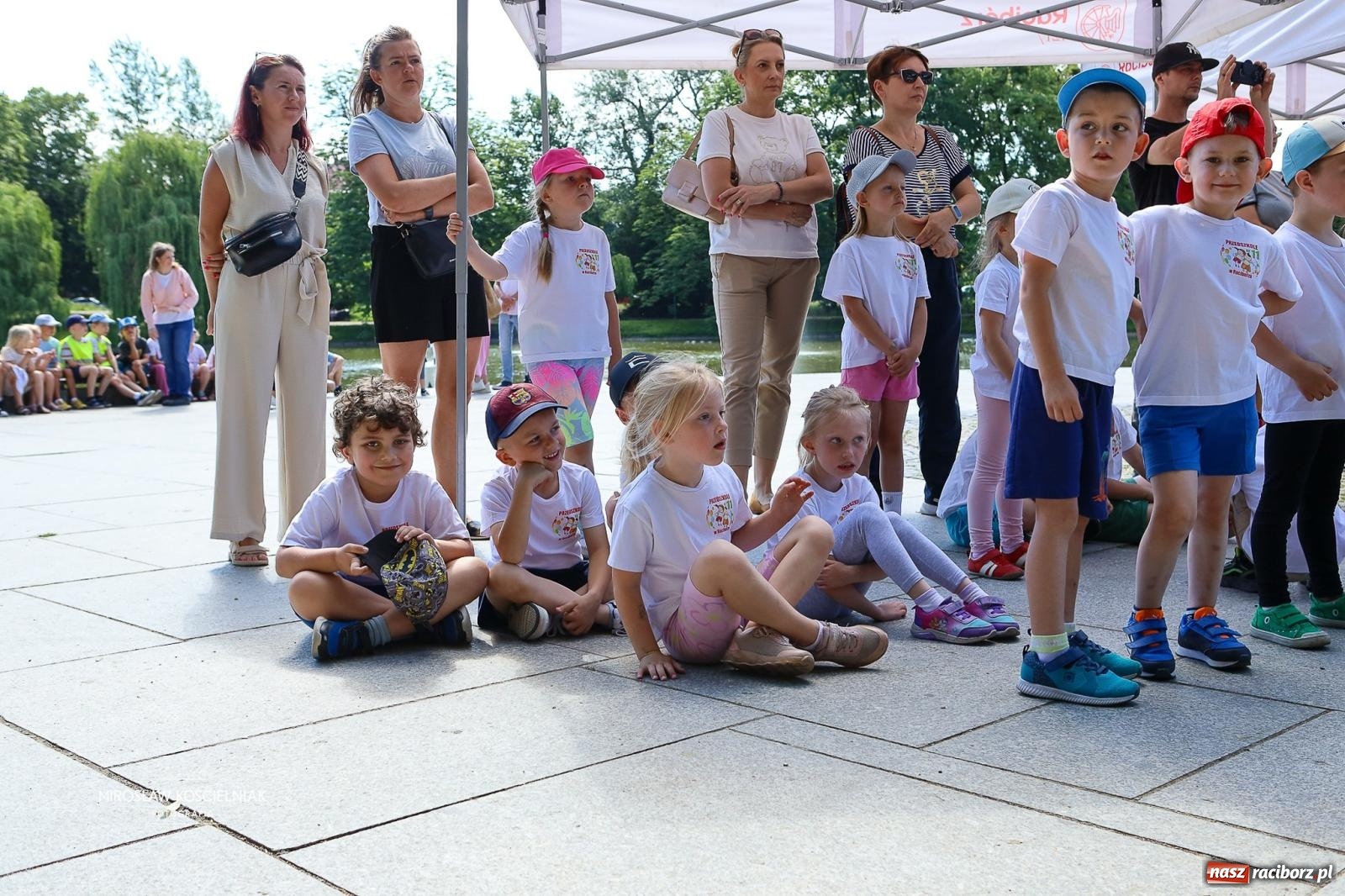 Zdjęcie w galerii na portalu naszraciborz.pl: Park Roth pełen dziecięcej energii. IV Festiwal Piosenki i Sportu za nami [FOTO i WIDEO] wiadomości z regionu