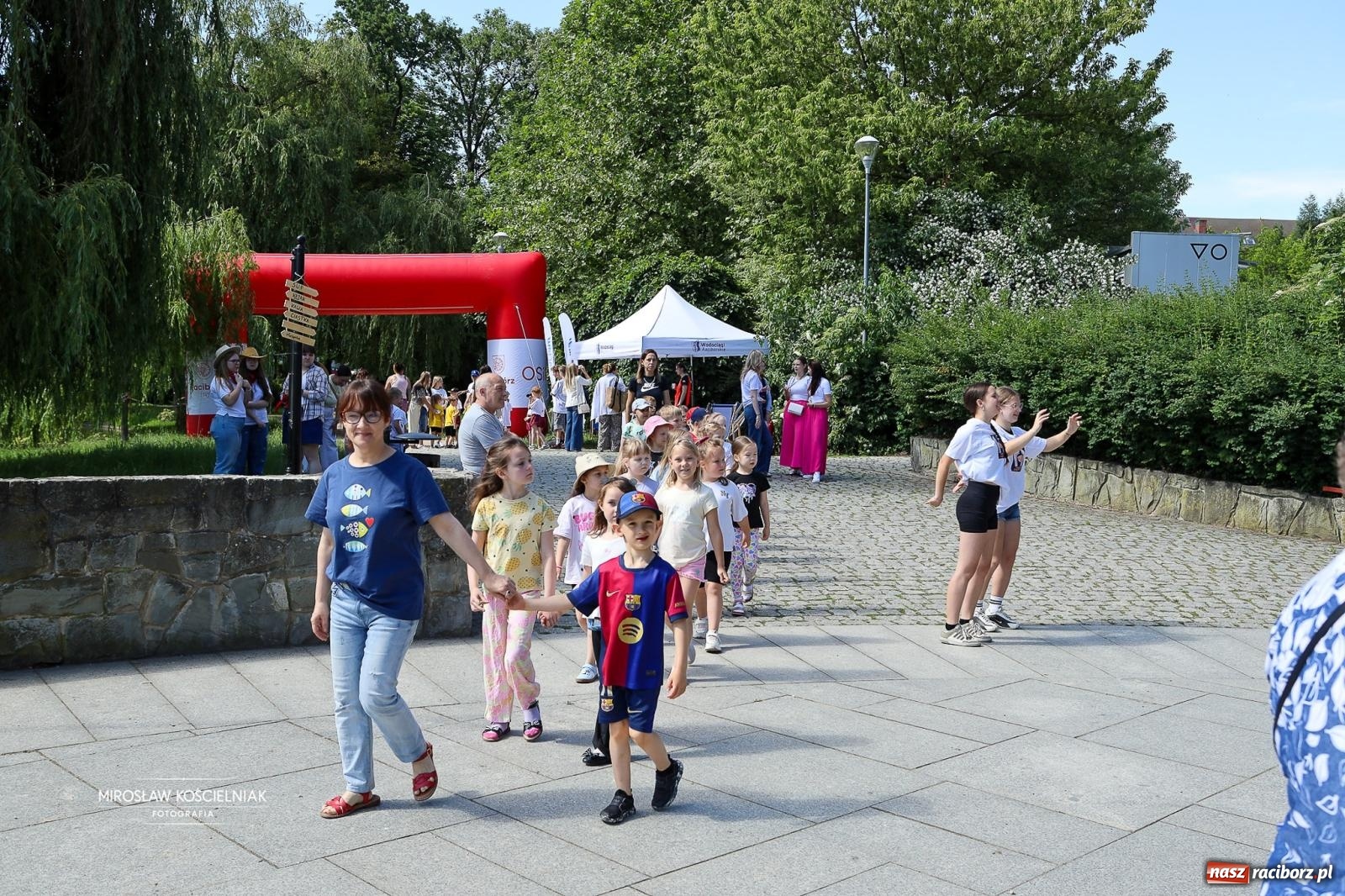 Zdjęcie w galerii na portalu naszraciborz.pl: Park Roth pełen dziecięcej energii. IV Festiwal Piosenki i Sportu za nami [FOTO i WIDEO] wiadomości z regionu
