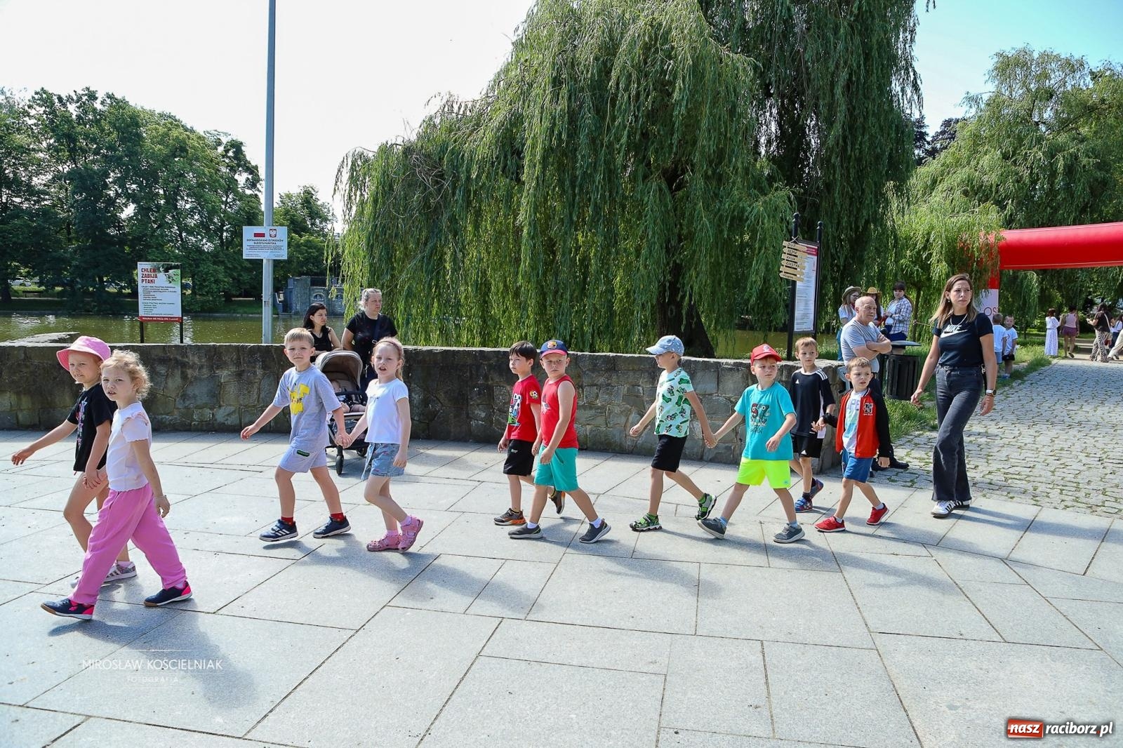 Zdjęcie w galerii na portalu naszraciborz.pl: Park Roth pełen dziecięcej energii. IV Festiwal Piosenki i Sportu za nami [FOTO i WIDEO] wiadomości z regionu